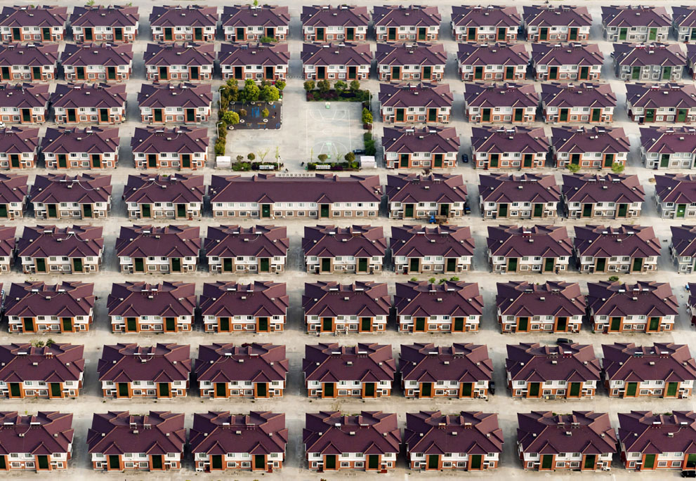 Chine, Jiangyin, Jiangsu. Des rangées de maisons identiques avec une aire de jeux vu au milieu de la ville de Jiangyin. (© Kacper Kowalski, 2014 Sony World Photography Awards)
