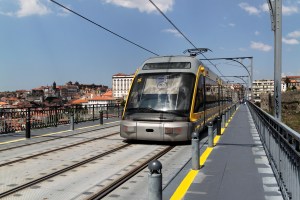 Tramway O'Porto enjambant le Douro sur le pont Gustav Eiffel. source Wikimedia.